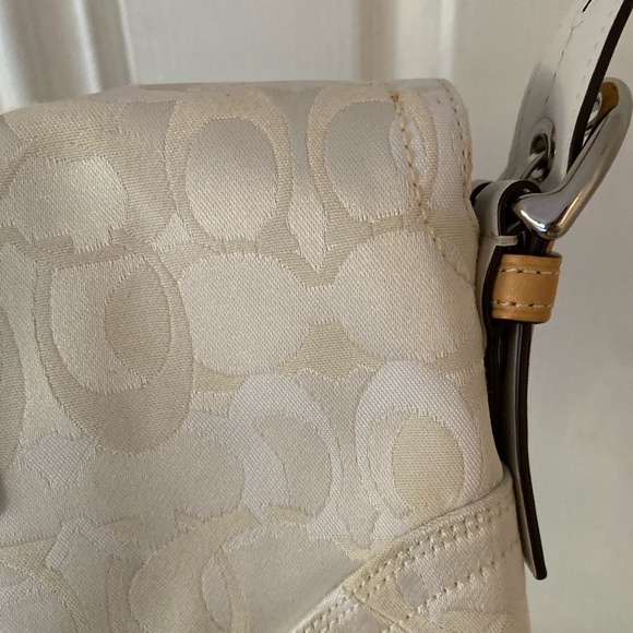 🐝Reposhing this cute unique and beautiful 🐝Coach purse. - Picture 4 of 13